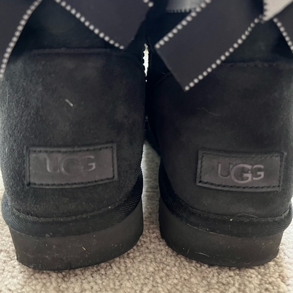 Bailey Bow Ugg Boots. Women’s size 9. - Picture 4 of 7
